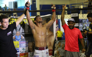 Luta principal de MMA - Sérgio Ribeiro de bermuda branca venceu Jadson Moraes - foto 2 - by Michael Dantas