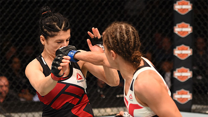 Karolina na sua especialidade, disparando uma sequência de golpes em linha reta (Foto: Reprodução/ UFC)