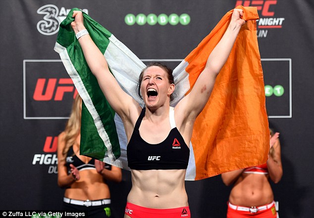 A irlandesa Aisling Daly se lesionou e está fora do combate contra Michelle Waterson (Foto: Daily Mail UK)