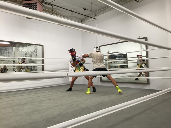 Cris Cyborg em sua academia durante sparring de boxe (Foto: SporTV / Combate)