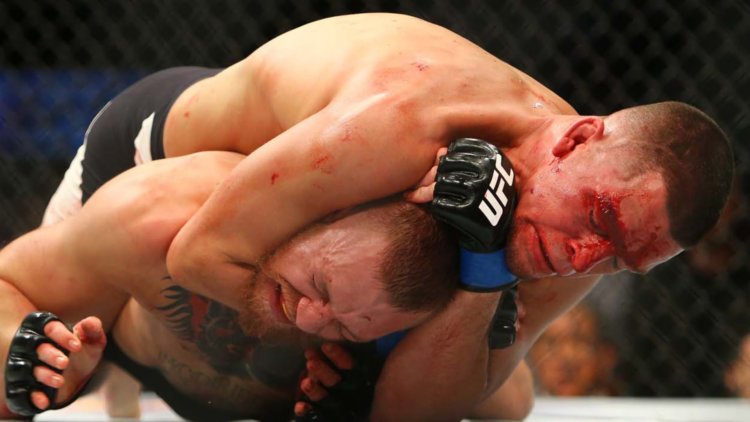 Nate Diaz encaixa um mata-leão preciso e finaliza Conor McGregor no UFC 196 (Foto: Zuffa LLC / UFC)