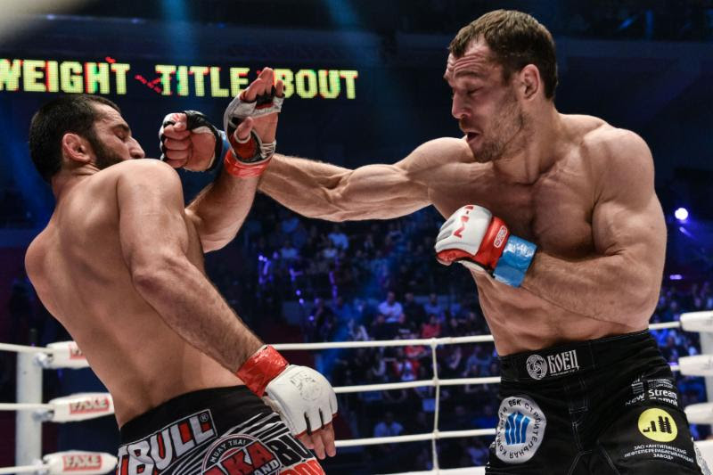 Alexey Kunchenko golpeia Murad Abdulaev no M-1 Challenge 65, quando venceu o adversário por TKO no 4º round e faturou o cinturão dele (Foto: M-1 Global.TV)