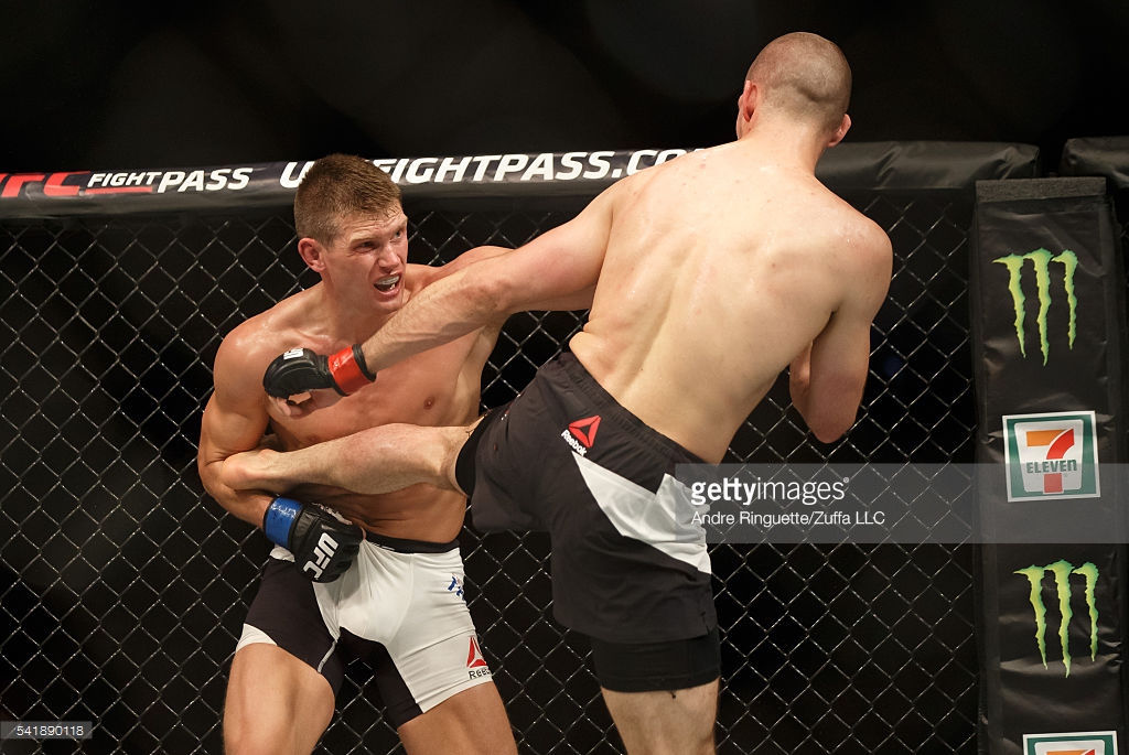Rory MacDonald golpeia Stephen Thompson em sua última luta do contrato com o UFC (Foto: Zuffa LLC)