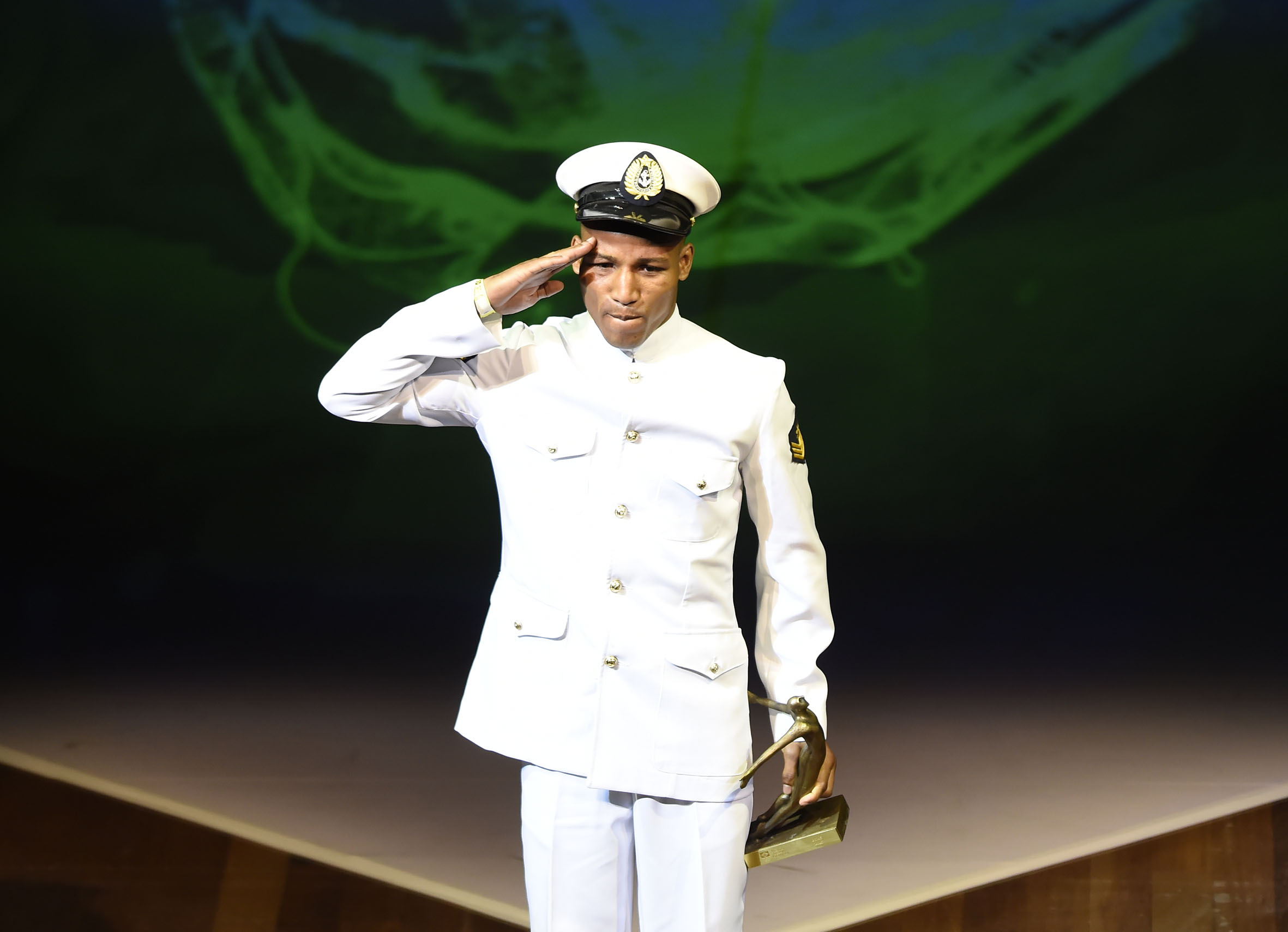 Robson Conceição, sargento da Marinha, presta continência (Fonte: Globo Esporte).