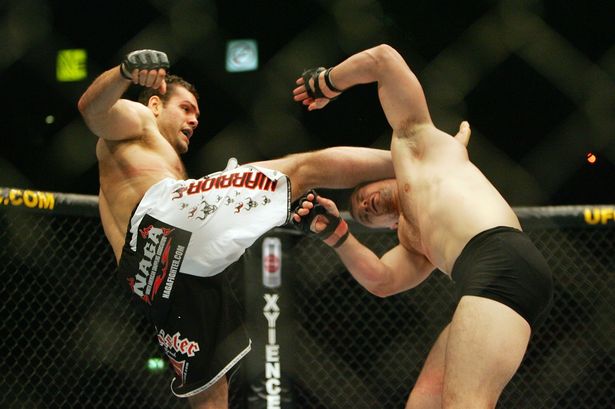 Gabriel Napão em seu melhor momento pelo UFC, nocauteando Mirko "Cro Cop" no UFC 70 (Foto: Daily Mirror)