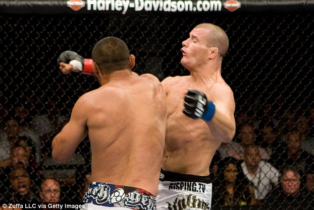 O nocaute de Dan Henderson em Michael Bisping no UFC 100 (Foto: Daily Mail)