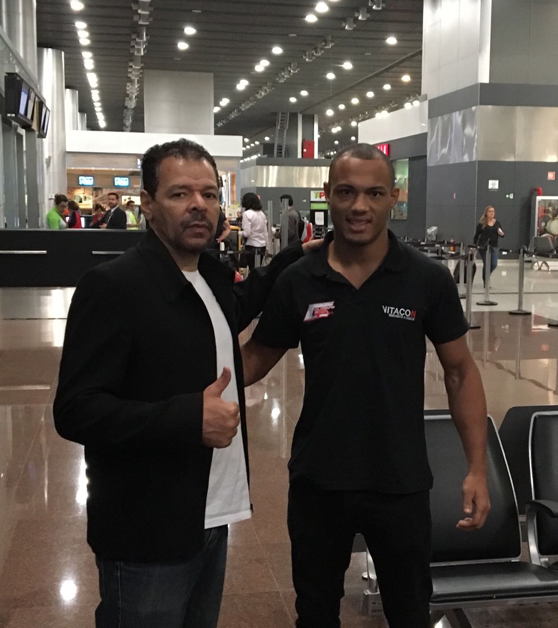 Guilherme Faria e o mestre Nikolai já estão no aeroporto esperando o voo