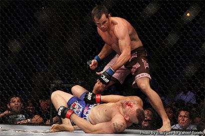Rich Franklin aplica nocaute brutal em Chuck Liddell em 2010, na última luta da carreira do "Iceman" (Foto: MMA Mania)