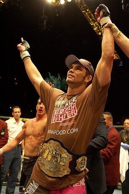 Rich Franklin como campeão peso-médio do UFC após nocautear Nate Quarry (Foto: MMA Junkie)