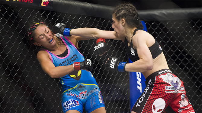 Joanna Jedrzejczyk em ação pelo UFC, quando venceu Carla Esparza e tornou-se campeã peso-palha feminino (Foto: Cooper Neill/Zuffa LLC/Zuffa LLC via Getty Images)