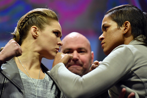 Ronda Rousey e Amanda Nunes na encarada, que aconteceu na coletiva do UFC 205 / Foto: Brandon Magnus/Zuffa LLC/Zuffa LLC via Getty Images)