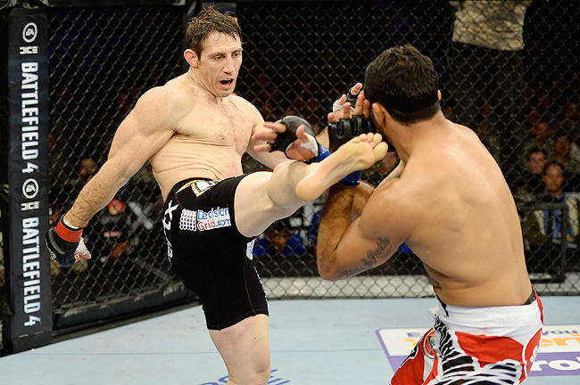 Tim Kennedy golpeia Rafael Natal em duelo pelo UFC: Fight For The Troops 3, em 2013 (Foto: Cage Potato)
